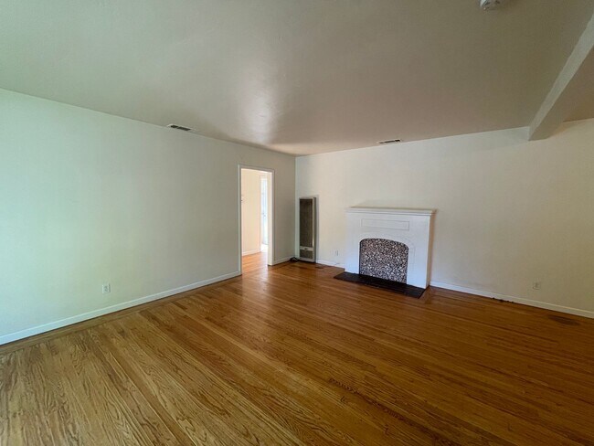 Foto del edificio - Charming 3-Bedroom, 1-Bathroom Home for Re...