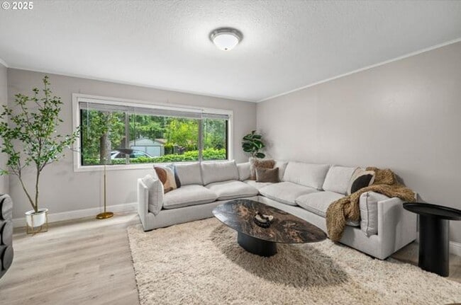 Building Photo - Updated renovations 3BD 2BA 1,050SQ FT in ...