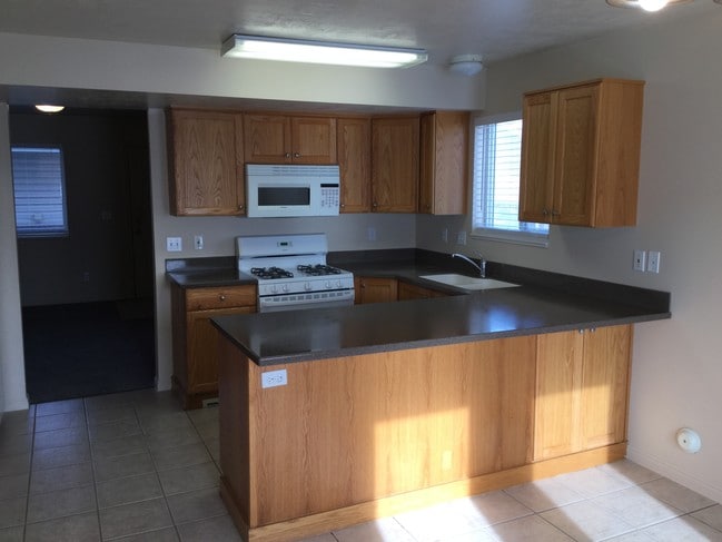 Building Photo - 479 Raven Way