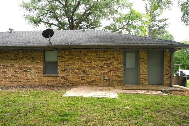 Building Photo - South Tyler! Lovely 2 Bedroom, 1 Bath Duplex w/ Carport! Tyler ISD Jack Elementary.