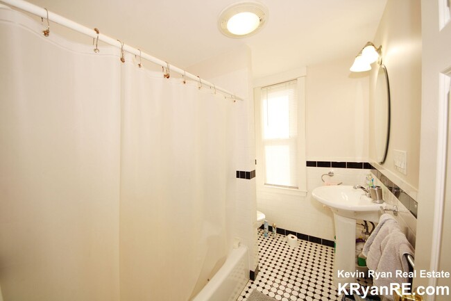 Foto del edificio - Nicely updated, sunny 3 bed in Waltham wit...