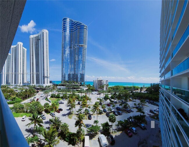 Foto del edificio - 100 Bayview Dr