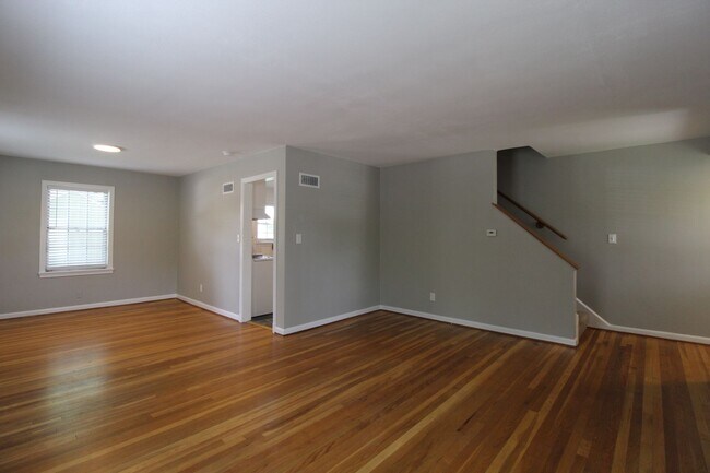 Foto del edificio - May FREE On This 2 Bedroom 1 Bath Duplex In The Waldo Area