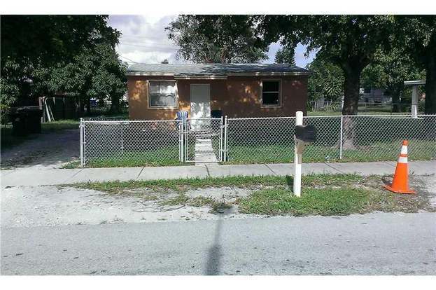 Building Photo - 2323 NW 12th Ct