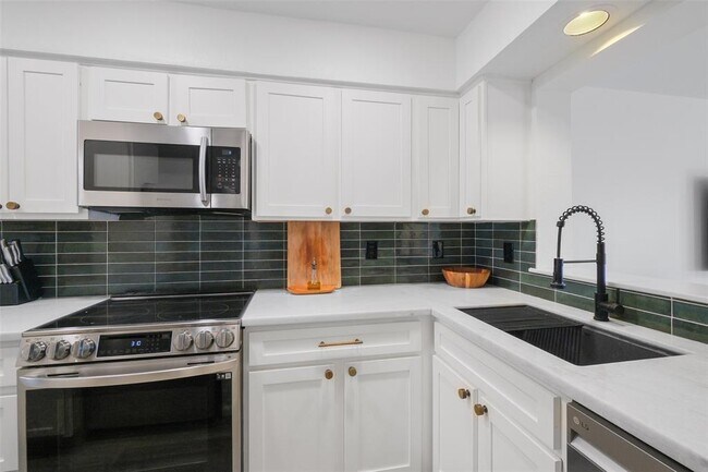Foto del edificio - 11550 Chimney Rock Rd