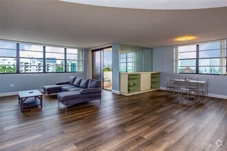Building Photo - 9180 W Bay Harbor Dr