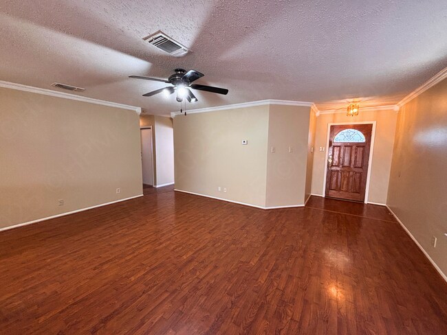 Building Photo - Move-In Special. ½ off the first full month's rent with a 12-month lease.