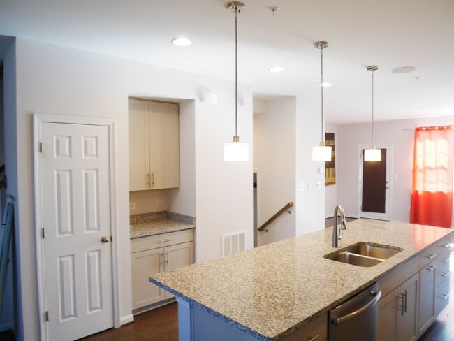 Building Photo - MUST SEE! Three Bedroom & Three and Half B...