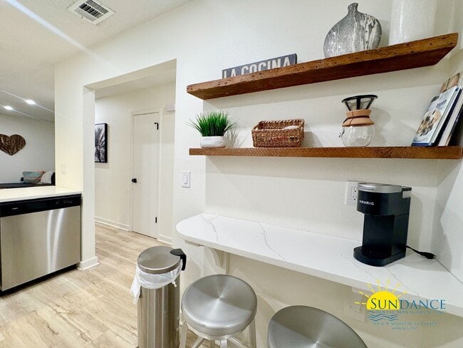 Building Photo - Beautifully Renovated Townhome Near the Beach!