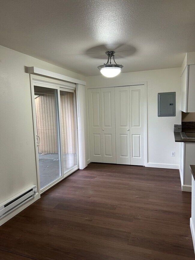 Building Photo - Beautiful Hillsboro Condo Completely Remod...