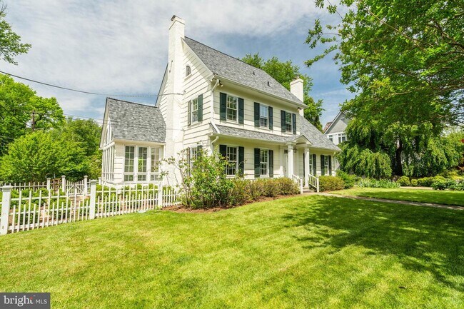 Building Photo - 5301 Edgemoor Ln