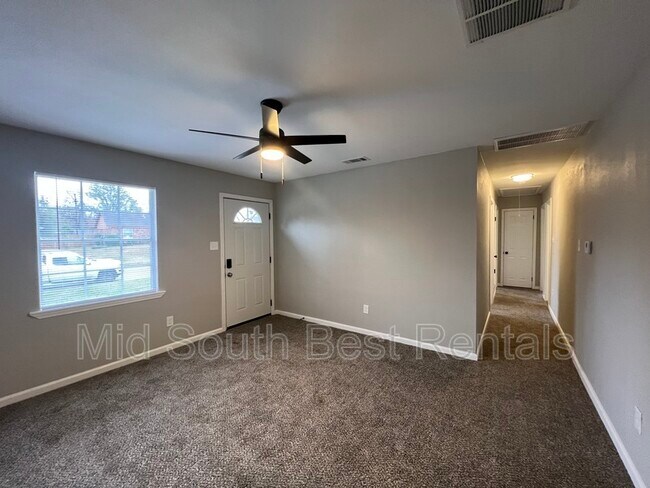 Building Photo - 862 Hackberry Ln