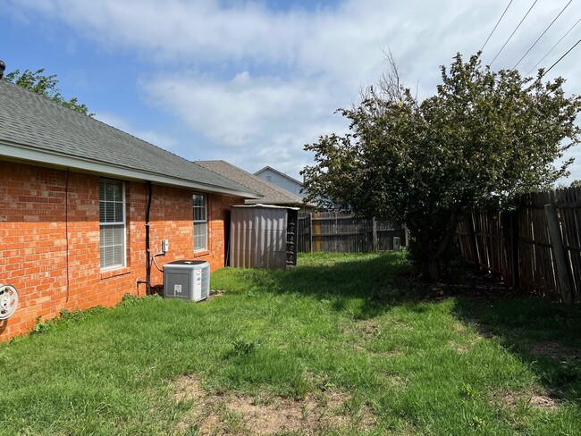 Building Photo - 3 bedroom 2 bath Putnam City Schools