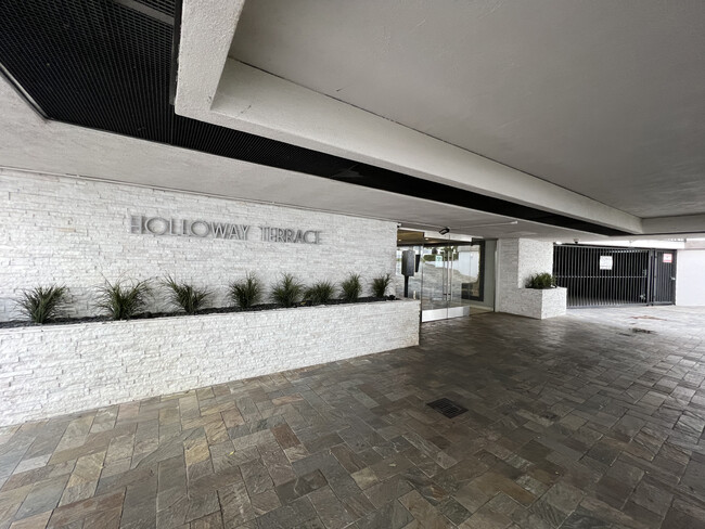 Building Photo - 8530 Holloway Dr
