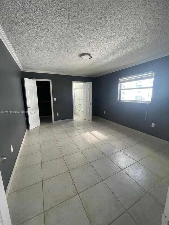 Foto del edificio - 600 NE 25th St