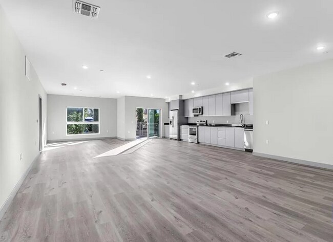 Foto del edificio - 7040 Woodman Ave
