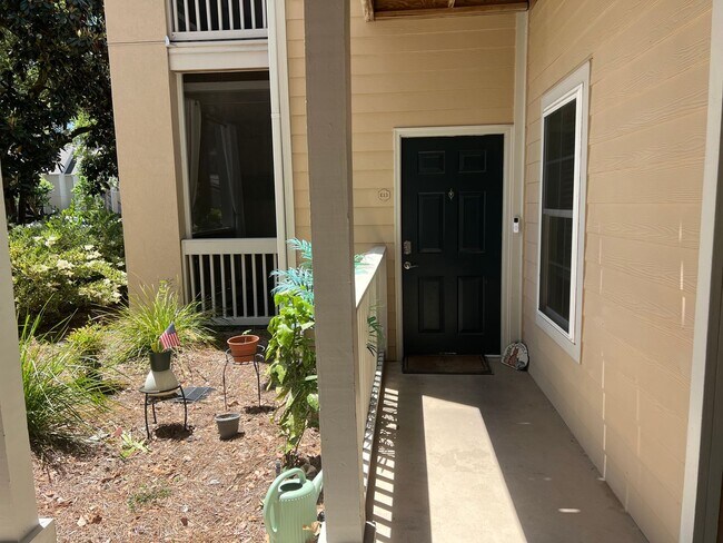 Foto del edificio - Unfurnished First Floor Condo w/ Garage!