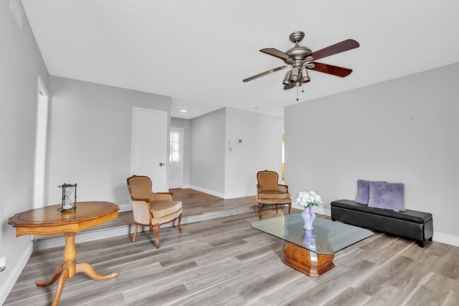 Foto del edificio - 6630 Lindbrook Way