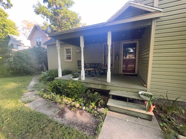 Foto del edificio - Lovely Furnished Home Available September ...
