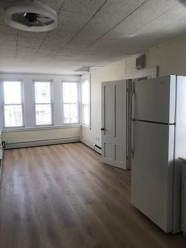Primary Photo - 126 Pine St