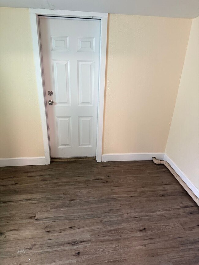 Building Photo - 330 Palm Ave