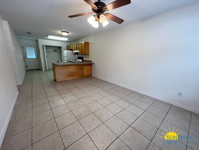 Foto del edificio - Renovated 2-Bedroom Unit in Crestview- Mov...