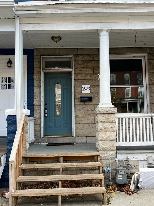 Building Photo - Renovated and Charming Townhome Available Now