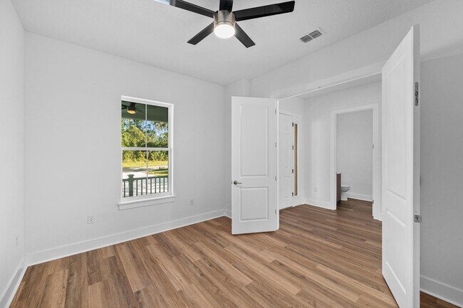 Building Photo - 6622 Summit View Dr