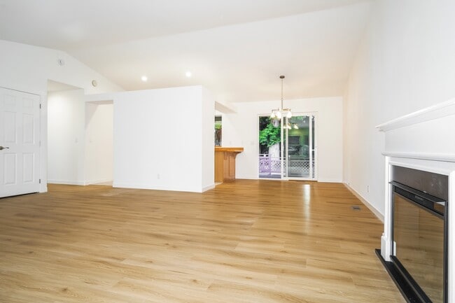 Building Photo - 3 bed 2 bath Home with Lake Views for Rent