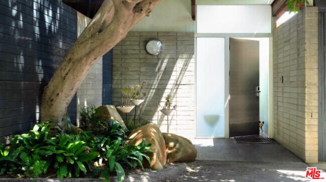 Foto del edificio - 15146 Mulholland Dr