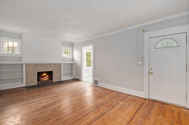 Foto del edificio - 2 Story 3 Bed 2 Bath, Off Street Parking!