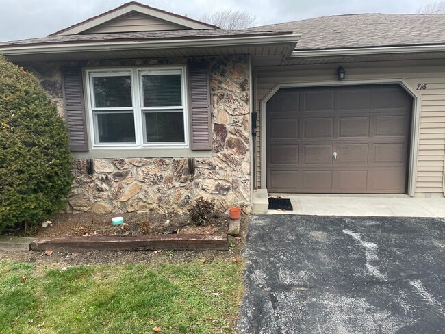 Building Photo - 714 Park Ave