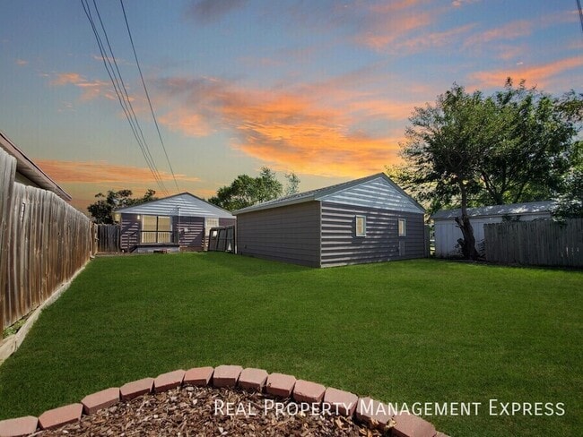 Foto del edificio - 4 Bed 2 Bath Home with Fenced Yard