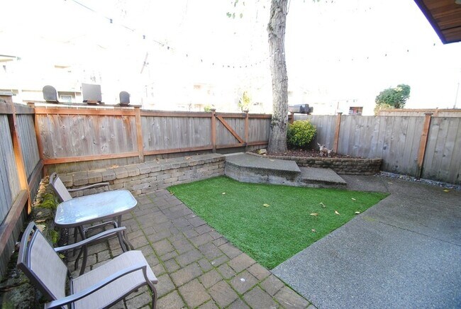 Building Photo - 723 N 95th St