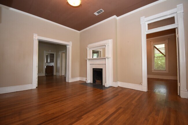 Foto del edificio - Large Centrally Located Home