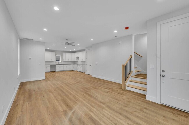 Building Photo - 425A Veritas St.