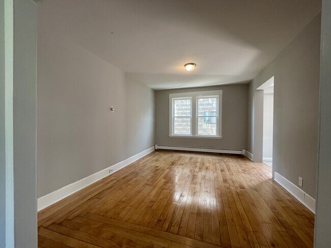Living Room - 68 Temple St
