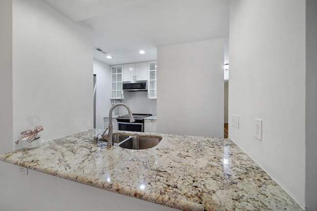 Foto del edificio - Lovely Two Bed Two Bath Condo in South Park!