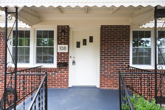 Foto del edificio - 2 bedroom, 1 bath Brick Bungalow in Prime ...