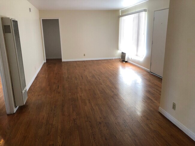 Building Photo - 6135-6145 Woodman Ave