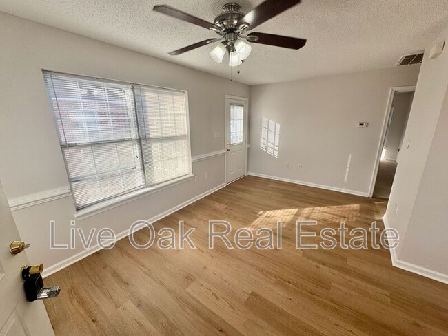 Foto del edificio - 1562 Indiana Ave