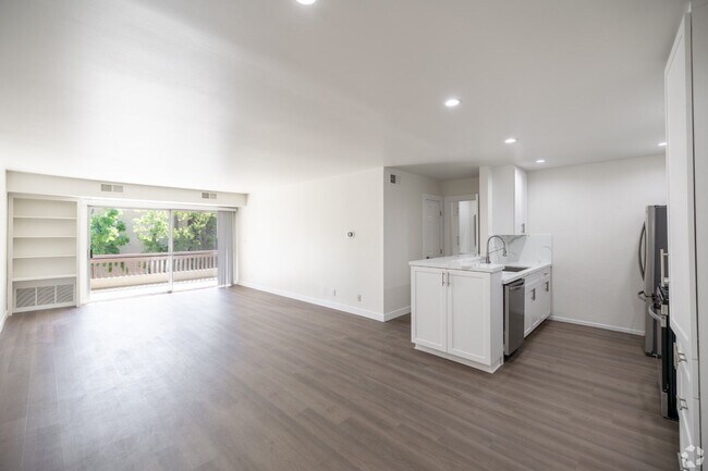 Interior Photo - Enclave 693