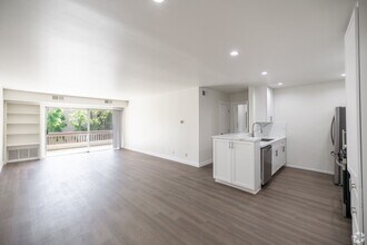 Interior Photo - Enclave 693
