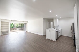 Interior Photo - Enclave 693