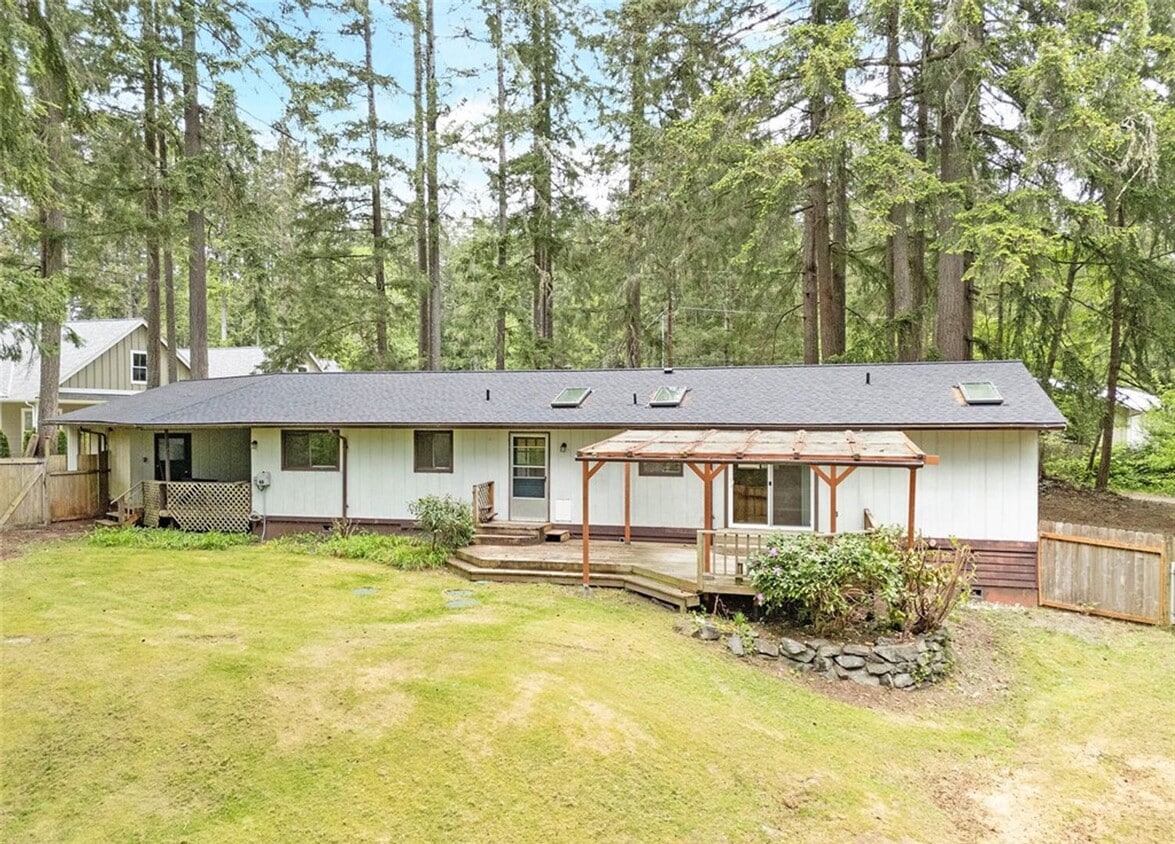 Primary Photo - Spacious Rambler Retreat Nestled on an Acr...