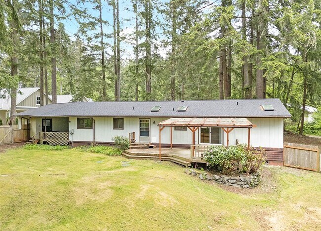 Building Photo - Spacious Rambler Retreat Nestled on an Acr...