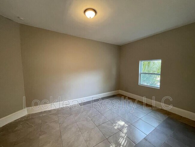 Foto del edificio - 2120 N Davis St