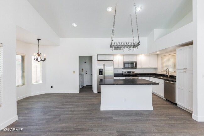 Building Photo - 618 E Avenida Sierra Madre