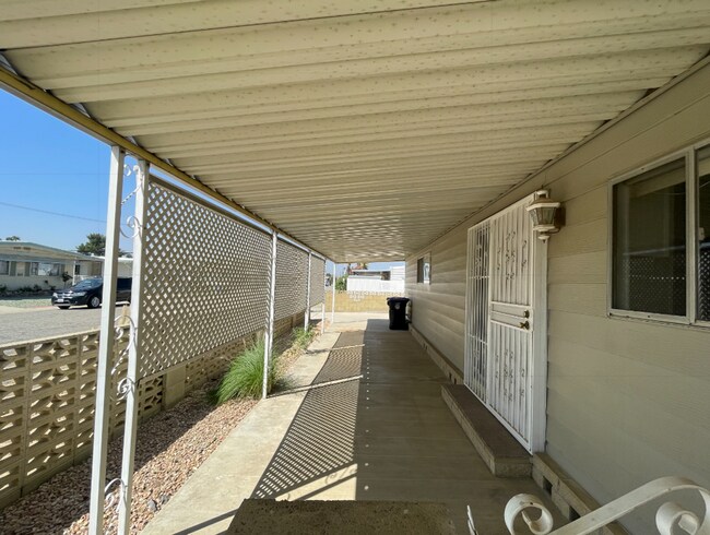 Building Photo - Three Bedroom Two Bathroom Home in Sierra ...