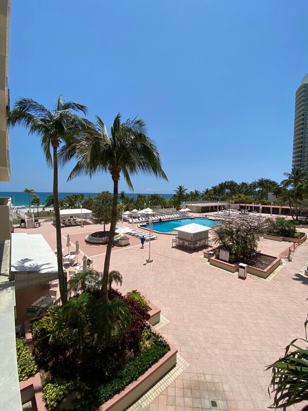 Foto principal - 9801 Collins Ave